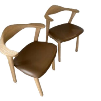 Designer spisebordsstol, m. armlæn - lys brun læder og massivt hvidolieret egetræ