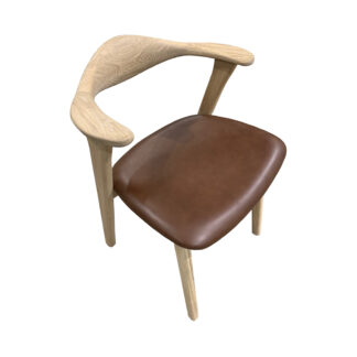 Designer spisebordsstol, m. armlæn - mørk brun læder og massivt hvidolieret egetræ