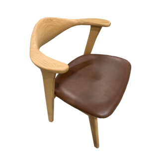 Designer spisebordsstol, m. armlæn - mørk brun læder og massivt naturfarvet egetræ